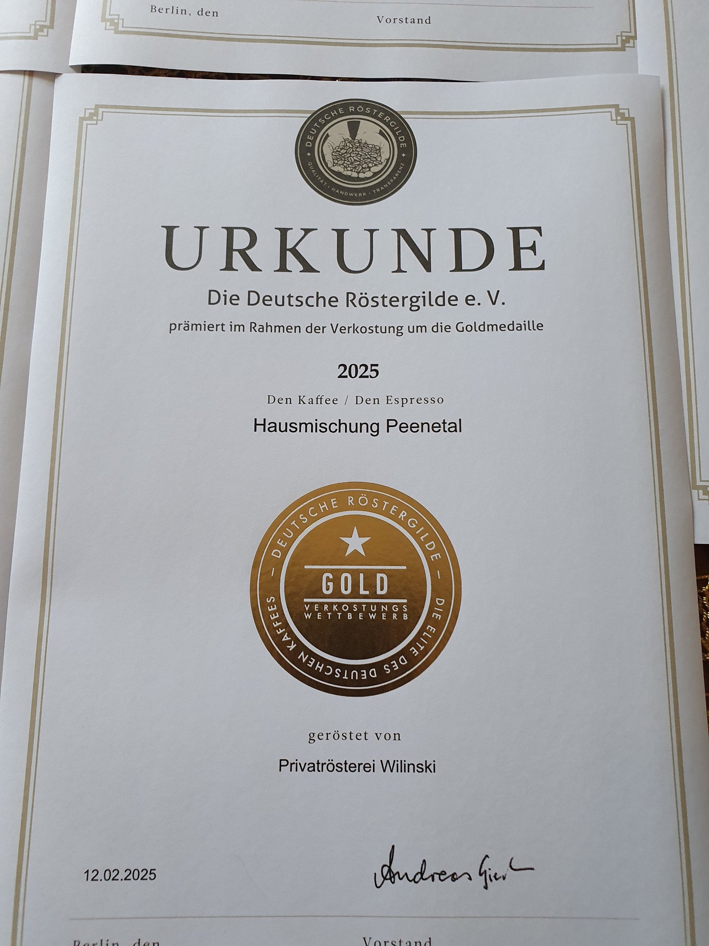 Urkunde, Espresso Peenetal, 70% Arabica,
30% Robusta, nussig-schokoladig, Goldmedaille